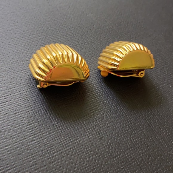 A Joan River’s Classic - Picture 5 of 6